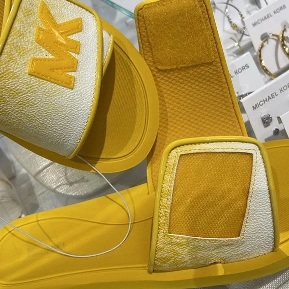 Michael Kors Slide Logo Sandals Palmer Ombré Signature
Daisy Yellow 
NWT - Picture 9 of 16